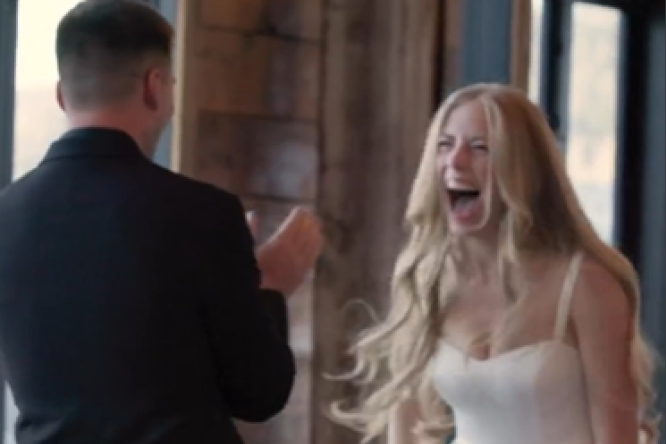 Mlada zapretila pištoljem kada je matičar pitao ima li neko nešto protiv venčanja (VIDEO)