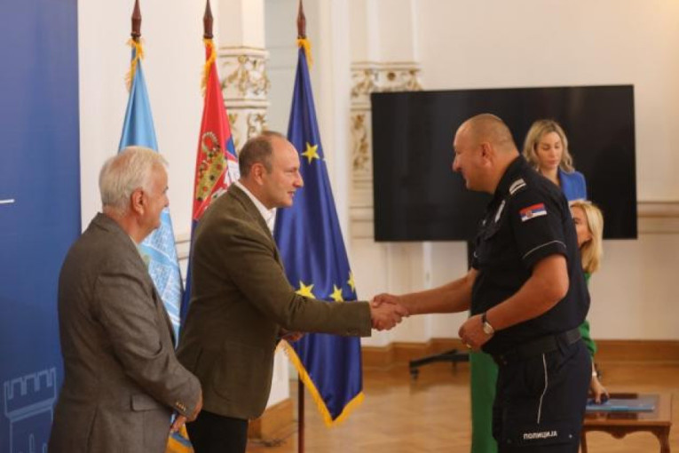 Gradonačelnik Đurić uručio nagrade istaknutim policajcima iz policijske uprave Novi Sad: Priznanje za hrabrost i požrtvovanost!