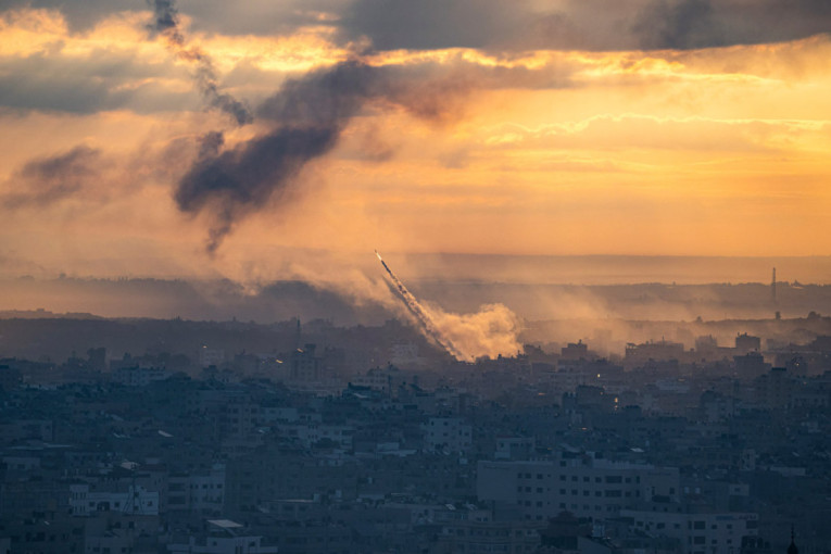 UZNEMIRUJUĆI SADRŽAJ Jezivi prizori iz Izraela i Pojasa Gaze: Rakete na sve strane, Izraelci u skrovištima, unakažena tela nose kao trofeje