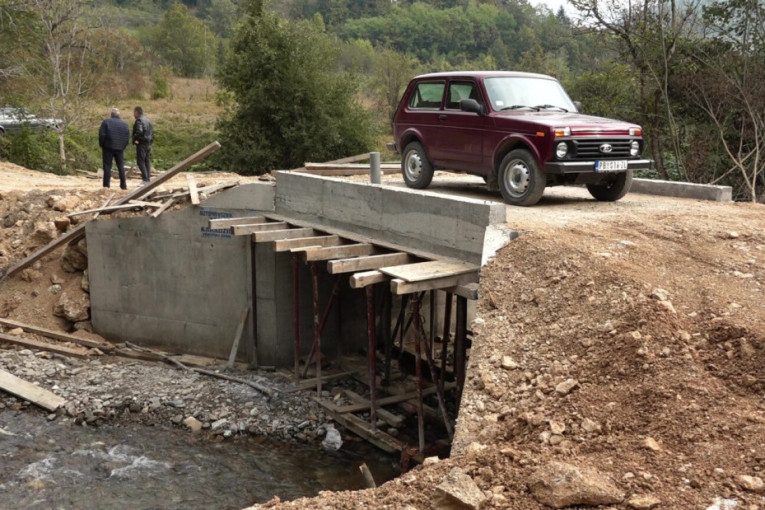 Godinama preko reke prelazili uz pomoć improvizovane drvene ćuprije: Sada imaju novi betonski most!