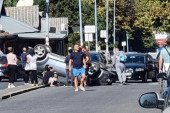 Nezgoda na Karaburmi: Automobilom udarila u ivičnjak, pa završila na krovu! (FOTO)