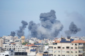 Izraelski avioni udarili su u dve visoke zgrade u Pojasu Gaze: Srušili i simbol grada (VIDEO)