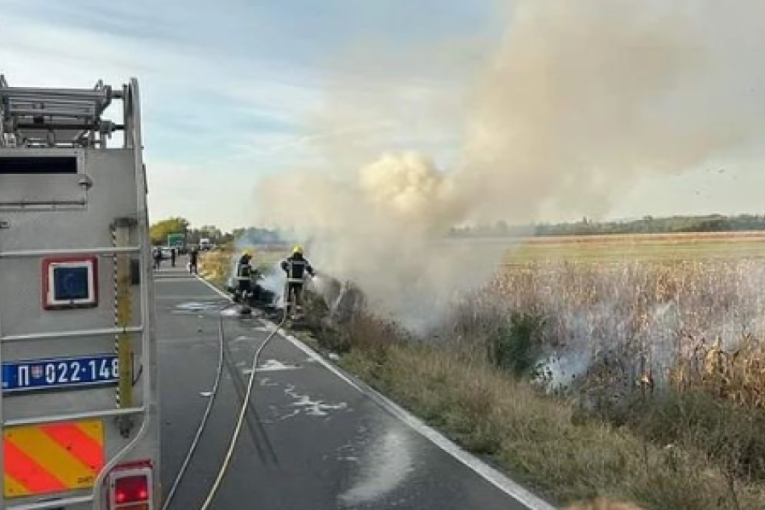 Stravična nesreća na putu ka Topoli: Vozilo se sudarilo sa motorom, pa se zapalilo! (FOTO)
