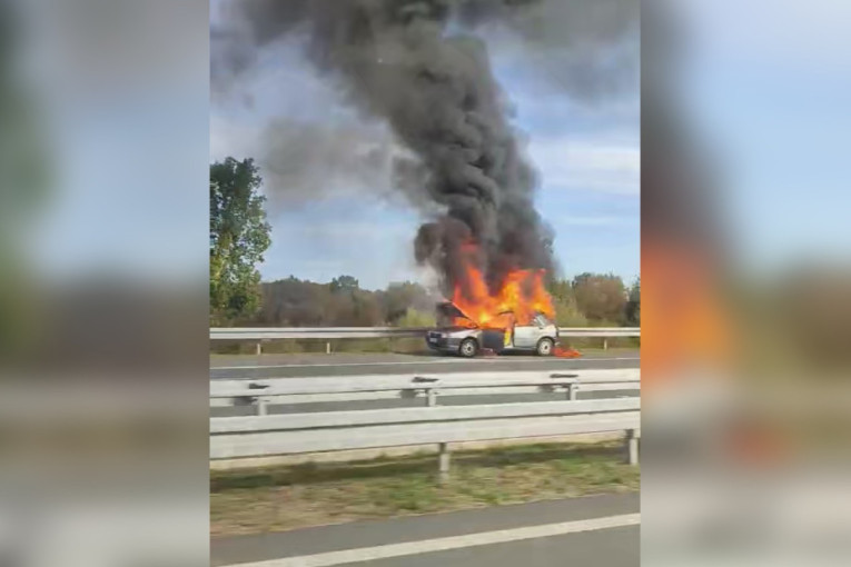 Buktinja na "Milošu Velikom": Zapalio se "fiat", vozač uspeo na vreme da izađe iz vozila