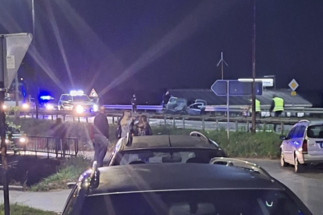 Teška saobraćajna nesreća kod Užica: "Opel" se zakucao u kombi, četvoro ljudi povređeno