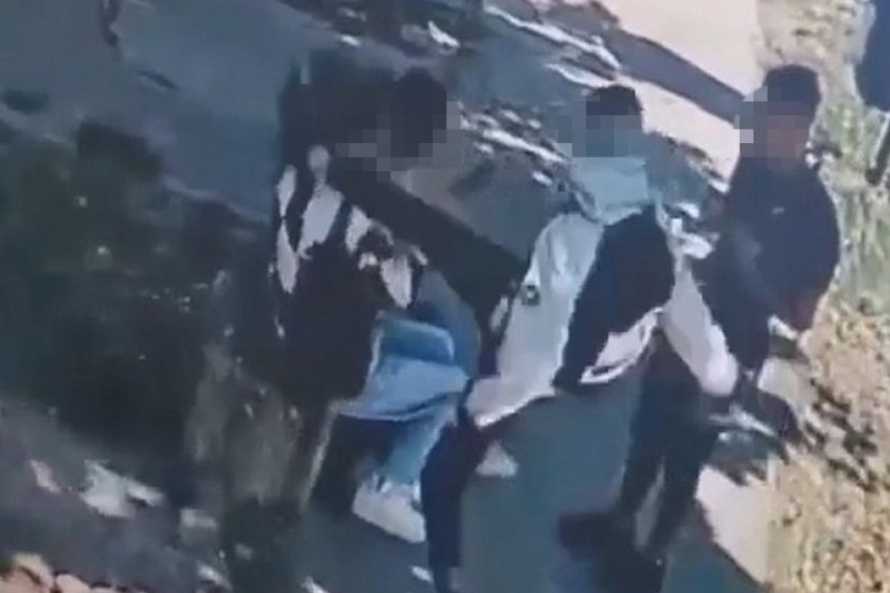 Jezivo vršnjačko nasilje u Sremskoj Mitrovici: Tinejdžer šutirao dečaka u glavu i slomio mu nos (VIDEO)