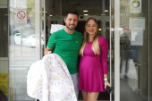 Luna Đogani sa ćerkom Lanom izašla iz porodilišta! Blista u kratkoj pink haljinici: Mia nas čeka! (FOTO/VIDEO)