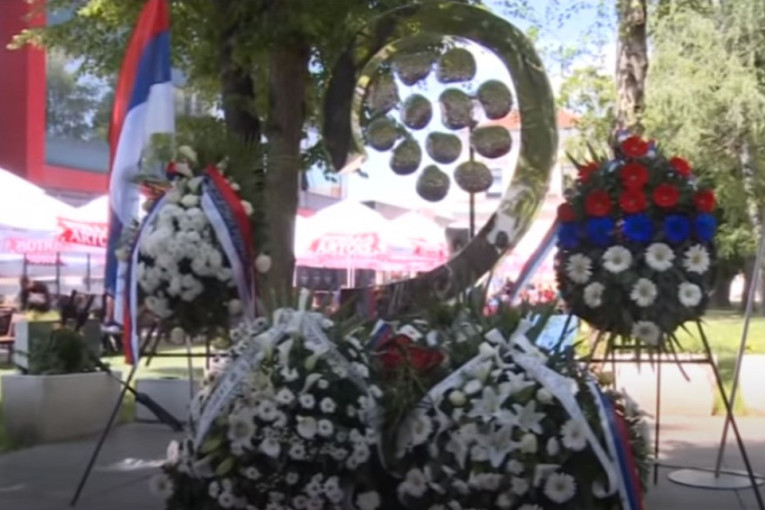 Sećanje na najmlađe žrtve: Delegacija Srba sa KiM položila venac i cveće na spomenik banjalučkim bebama