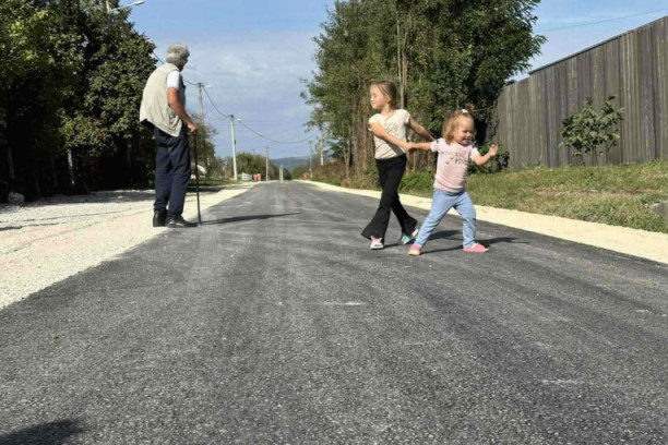 Ovaj deda je pravi car: Đurađ iz Čačka ima 89 godina, ali to ga nije sprečilo da se aktivira i pomogne u rešavanju problema svojih komšija!