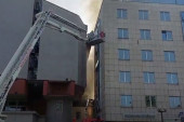 Veliki požar bukti u centru Banjaluke kod Elektrokrajine: Plamen zahvatio i hotel, evakuisani radnici
