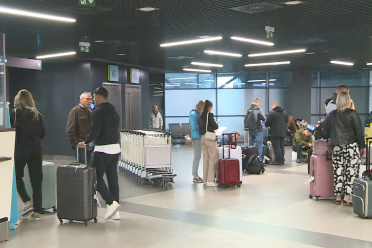 Nesvakidašnja scena na beogradskom aerodromu: Dovela je baku u Srbiju, pa joj priredila iznenađenje (VIDEO)