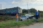 Nesreća u Pančevu: Voz udario u automobil na pružnom prelazu (FOTO)
