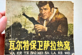 Raritetna kineska knjižica iz 1978. sa pričom iz filma "Valter brani Sarajevo" u rukama srpske muzičke zvezde (FOTO/VIDEO)