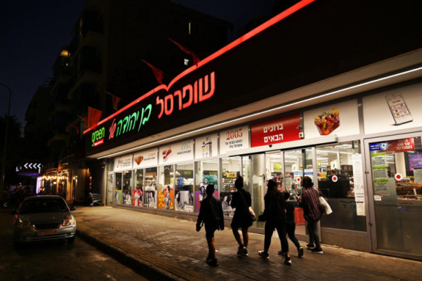 Izraelci mahnito kupovali, sada im ograničili i kupovinu vode! (FOTO/VIDEO)