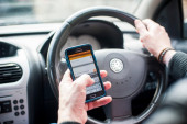 Pojačana kontrola korišćenja mobilnih kod vozača i pešaka: Pažnja tokom slanja SMS tokom vožnje isto kao da imate promil alkohola u krvi!