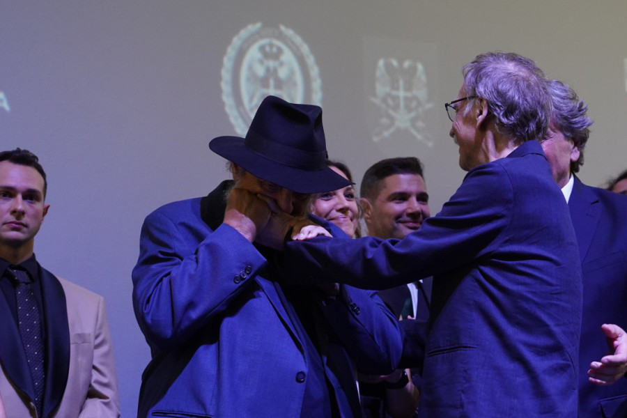 Žarko Laušević uprkos narušenom zdravlju iznenadio publiku na premijeri "Heroja Halijarda": Ovaj veliki glumac mu je poljubio ruku (FOTO)