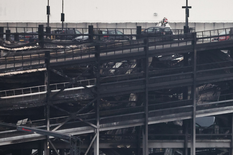 Buknuo ogroman požar u garaži aerodroma u Londonu: Otkazani svi letovi! (FOTO/VIDEO)