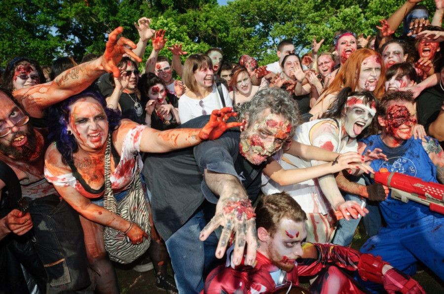 Amerikanci u panici: Poruka na telefonu pretvara ljude u zombije i aktivira čip od vakcine