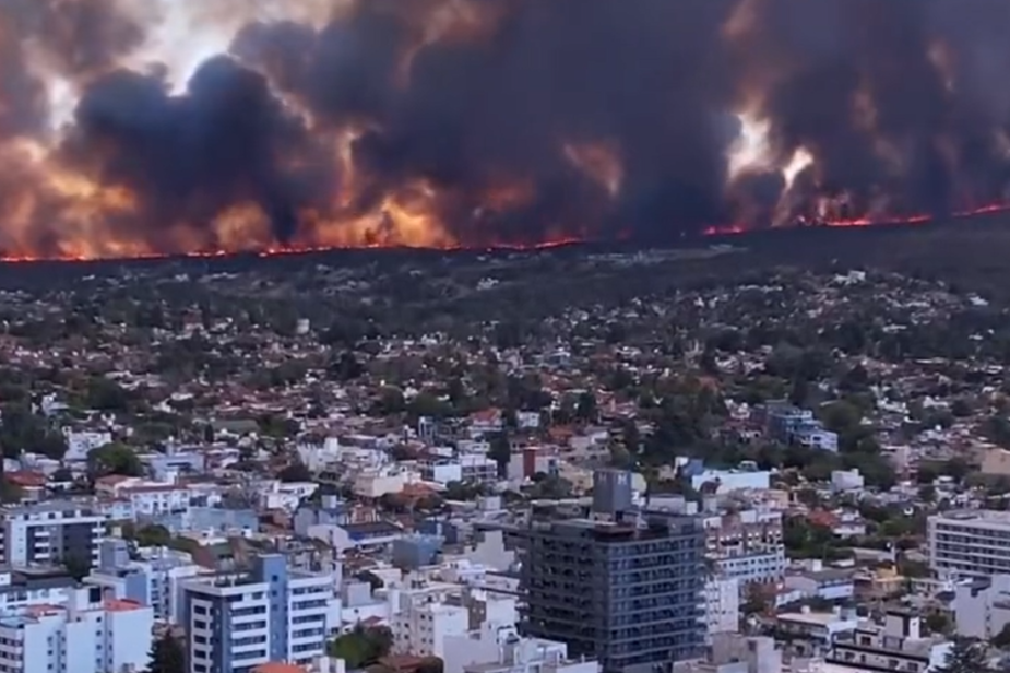 Ogroman vatreni zid okružio argentinski grad, a izgleda da je za sve kriv kamper koji je hteo da skuva kafu (VIDEO)