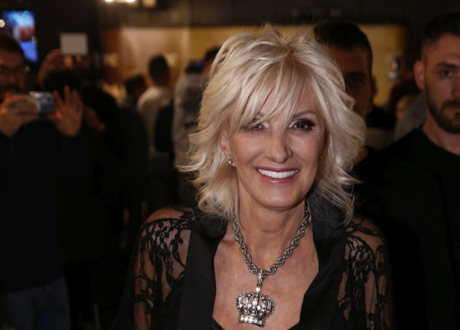 Ovako estrada provodi božićne praznike: Ova pevačica jede isključivo sedeći na podu, a evo koja pravi najbolje pihtije! (FOTO)