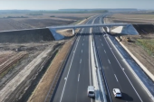 Rizikuje sopstveni život: Nesvakidašnja scena na auto-putu Ruma-Šabac (VIDEO)