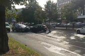 Sudar dva automobila u Ustaničkoj: Povređene četiri osobe! U ovom delu grada saobraćaj se odvija otežano! (VIDEO)