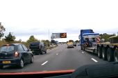 Vozač zaspao za volanom, pa se zakucao u ogradu! Naglo skrenuo na auto-putu, a kad su pogledali u kombi - i dalje je spavao (VIDEO)