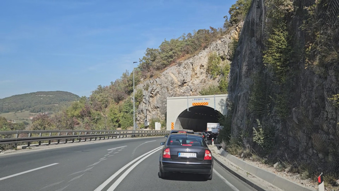 Radovi napravili kolaps na putu od Zlatibora do Užica: Koloni se ne vidi kraj - vozači čekaju duže od pola sata (FOTO)