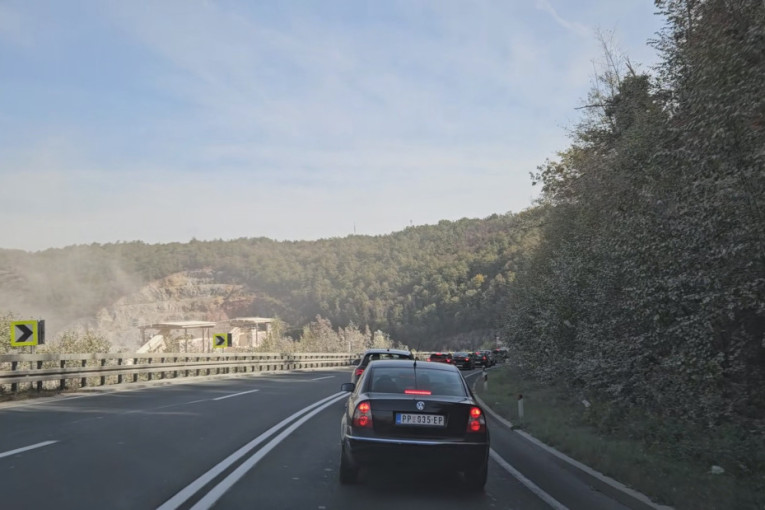 Radovi napravili kolaps na putu od Zlatibora do Užica: Koloni se ne vidi kraj - vozači čekaju duže od pola sata (FOTO)