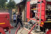 Vatra progutala krov porodične kuće u Kragujevcu: Sa stihijom se bori 11 vatrogasaca