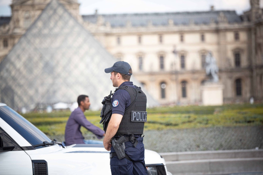 Isplivao snimak pljačke u Luvru! Ovako su lopovi upali u najpoznatiji muzej na svetu (VIDEO)