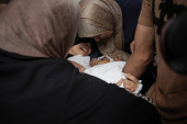 UZNEMIRUJUĆI SADRŽAJ Majka iz Gaze se u agoniji oprašta s mrtvom bebom koja je stradala u izraelskom granatiranju (VIDEO)
