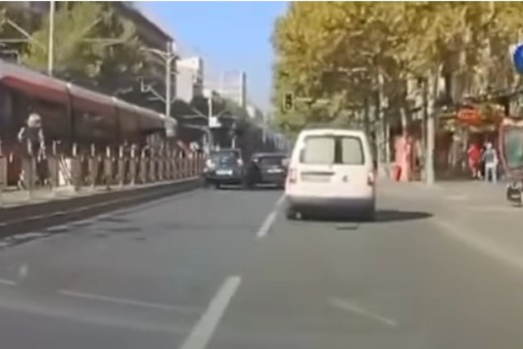 Sudar u Bulevaru kralja Aleksandra: Vozač isekao drugi automobil, ovaj udario u ogradu i prevrnuo se (VIDEO)