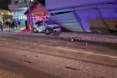 Pojavile se fotografije jezivog udesa u Novom Pazaru, od siline udara auto je završio u obližnjoj garaži (FOTO)