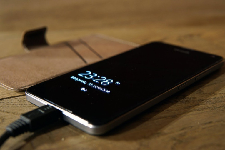Istina će mnoge da iznenadi: Da li smete da koristite telefon dok je na punjaču?