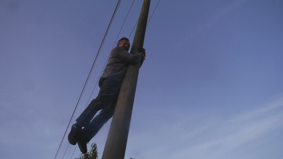 Paraćinac je živa legenda: Penje se na banderu bez penjalica, visi naopačke na drvetu, a sve to u sedmoj deceniji! (FOTO)