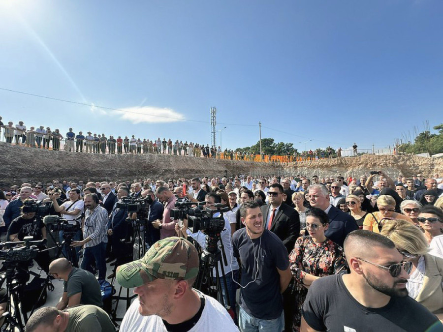 Porfirije i Joanikije osveštali kamen temeljac crkve i gimnazije Sveti Sava