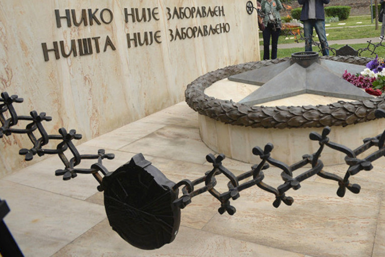 Da li je ovo realno? Beograđanka se sunčala na Groblju oslobodilaca! Muzej žrtava genocida traži hitnu reakciju