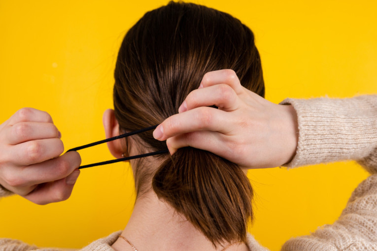 Mali detalj, ogroman utisak: Bjuti blogerka u par poteza napravila gumicu od svoje kose (VIDEO)