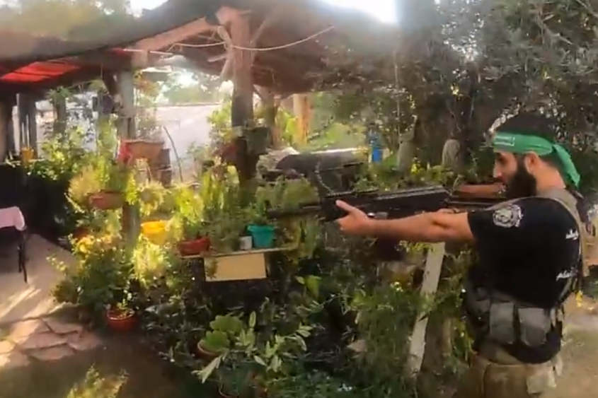 Kamere snimile kako Hamas upada u kibuc: Došli u desetak vozila, pa opljačkali celo naselje (VIDEO)