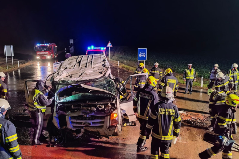 Teška saobraćajna nezgoda u Austriji: Povređeno osam osoba iz Srbije i Slovenije, vatrogasci morali da seku vozilo (FOTO)