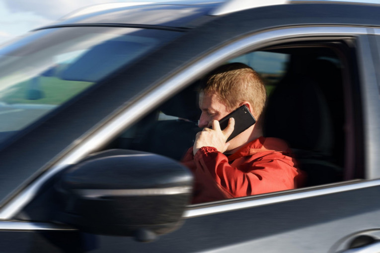 Rezultati akcije MUP „Fokus na putu“: Sankcionisano 3.830 vozača zbog upotrebe mobilnog telefona