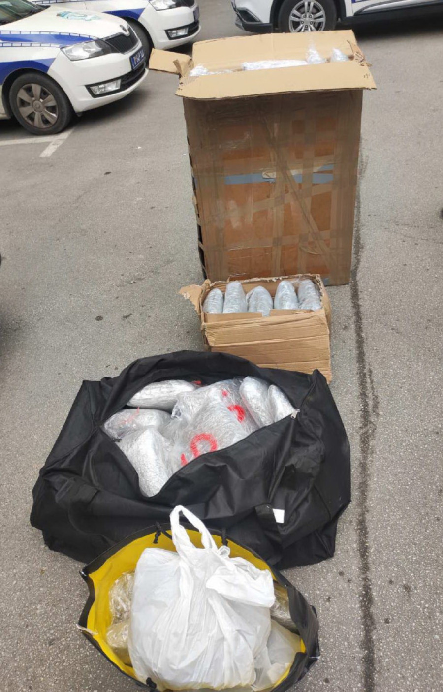 Crnogorci "pali" kod Užica zbog droge: Policija im otvorila prtljažnik i pronašla blizu 60 kilograma marihuane (FOTO)