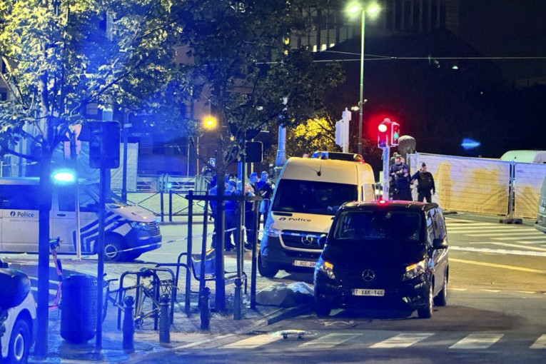 Teroristu jure po celom Briselu: Izrešetao kombi, pa seo na skuter! (VIDEO)