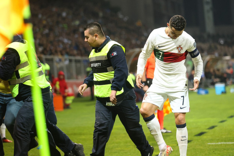 Ronaldo na "meti" navijača! Pogledajte trenutak kada ga obezbeđenje izbacuje sa terena! (FOTO-VIDEO)