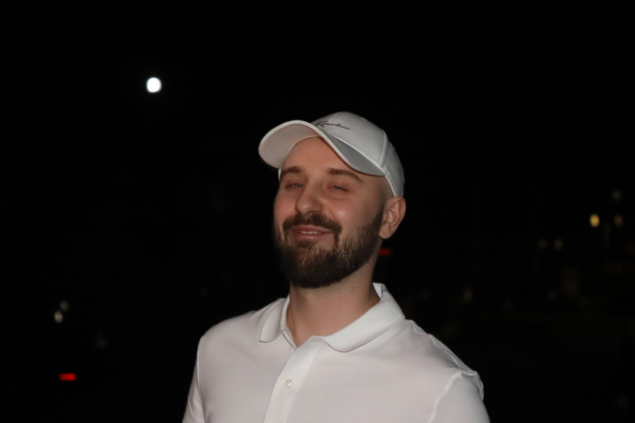 Prepoznajete li repera sa fotografije? Prepevao je veliki hit, a uspomenama iz detinjstva otopio je sva srca! (FOTO)