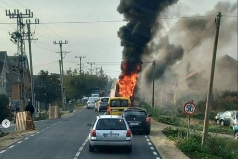 Veliki požar u Krnješevcima: Zapalio se autobus (FOTO)