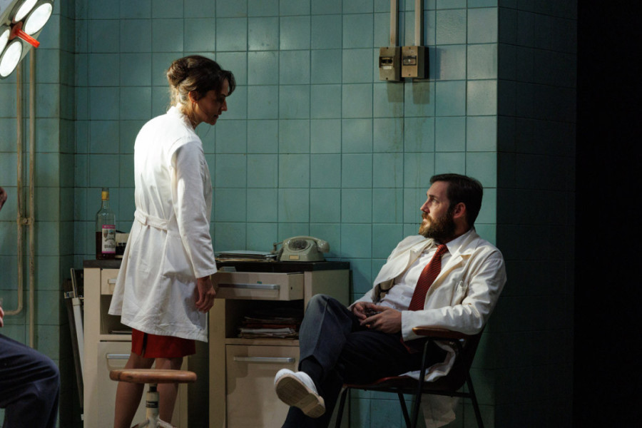 Susret mučitelja i njegove žrtve iz logora: Potresna drama "Lutka sa kreveta broj 21" premijerno izvedena u Narodnom pozorištu (FOTO)