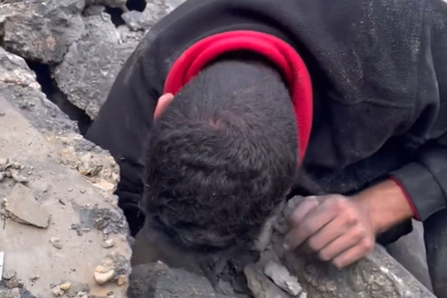 "Izrael gađa decu"! Potresni snimci iz Pojasa Gaze posle bombardovanja: Palestinac pokušava da pronađe decu i majku ispod ruševina (VIDEO)