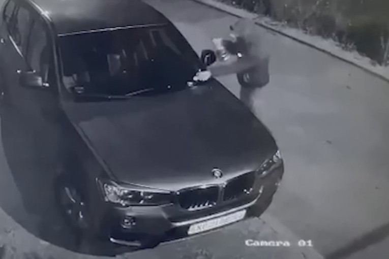 Otkriven piroman iz Novog Pazara: Komšiji spalio džip BMW (VIDEO/FOTO)